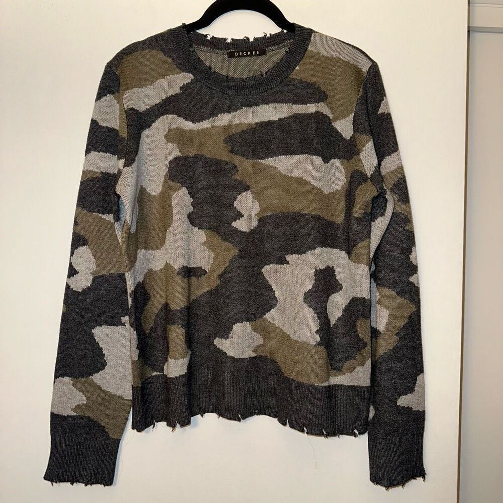 Mixology Decker Women’s Distressed Gray Brown Tan Camouflage Sweater Small EUC